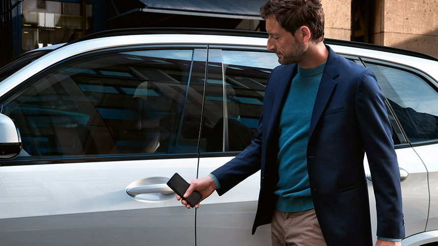 Digital Key Mand låser BMW op med Digital Key på smartphone