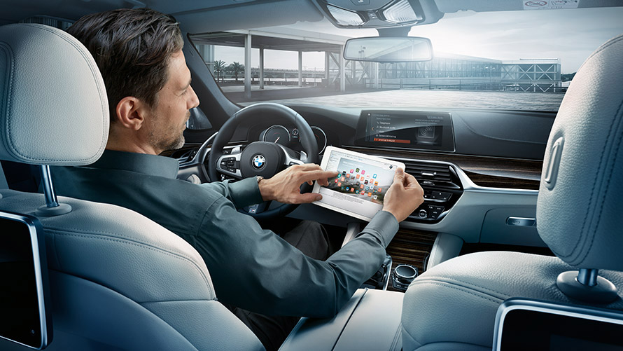 Wi-Fi-hotspot Mand bruger Wi-Fi-hotspot i BMW