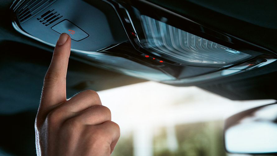 Intelligent nødopkald Knap til intelligent nødopkald i taget på en BMW