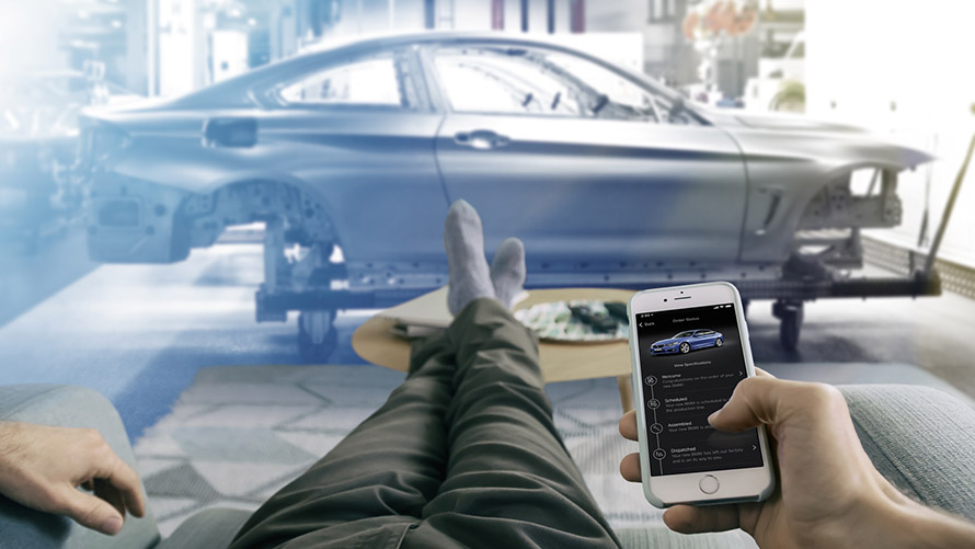 My Car Is Born Mand ligger på sofa og bruger My Car Is Born på sin smartphone