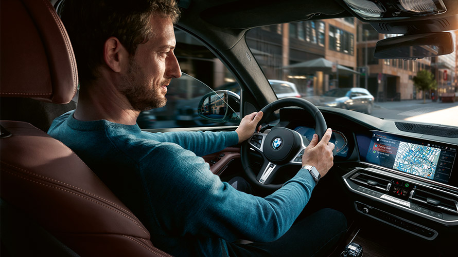 P-plads-assistent Mand bruger P-plads-assistent via display i BMW
