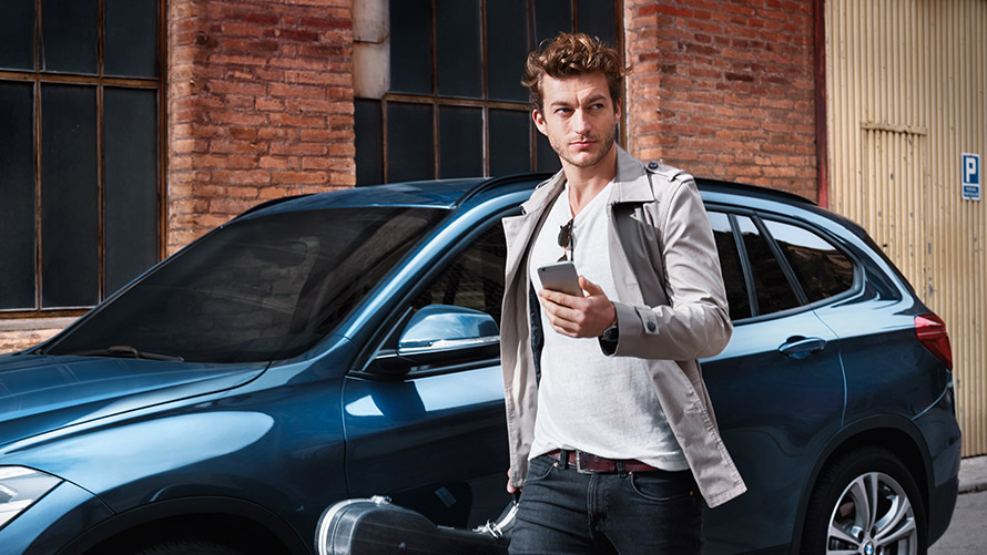 Navigate Door-to-Door Ung mand går gennem byen og bruger Navigate Door-to-Door på sin smartphone