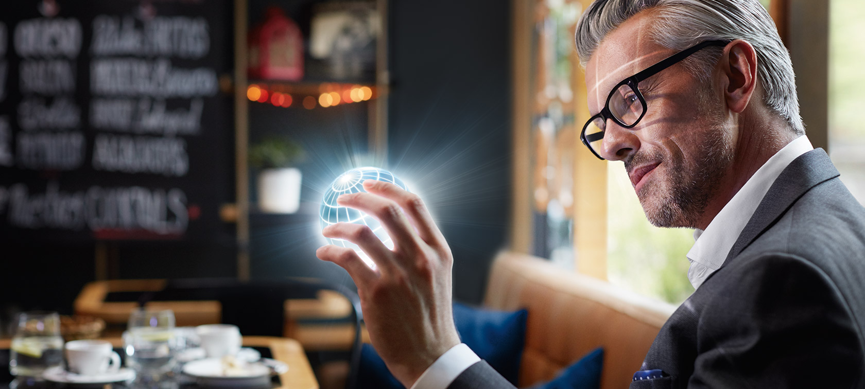 BMW ConnectedDrive Digital Services Mand holder ConnectedDrive-globussen i hånden og er fascineret