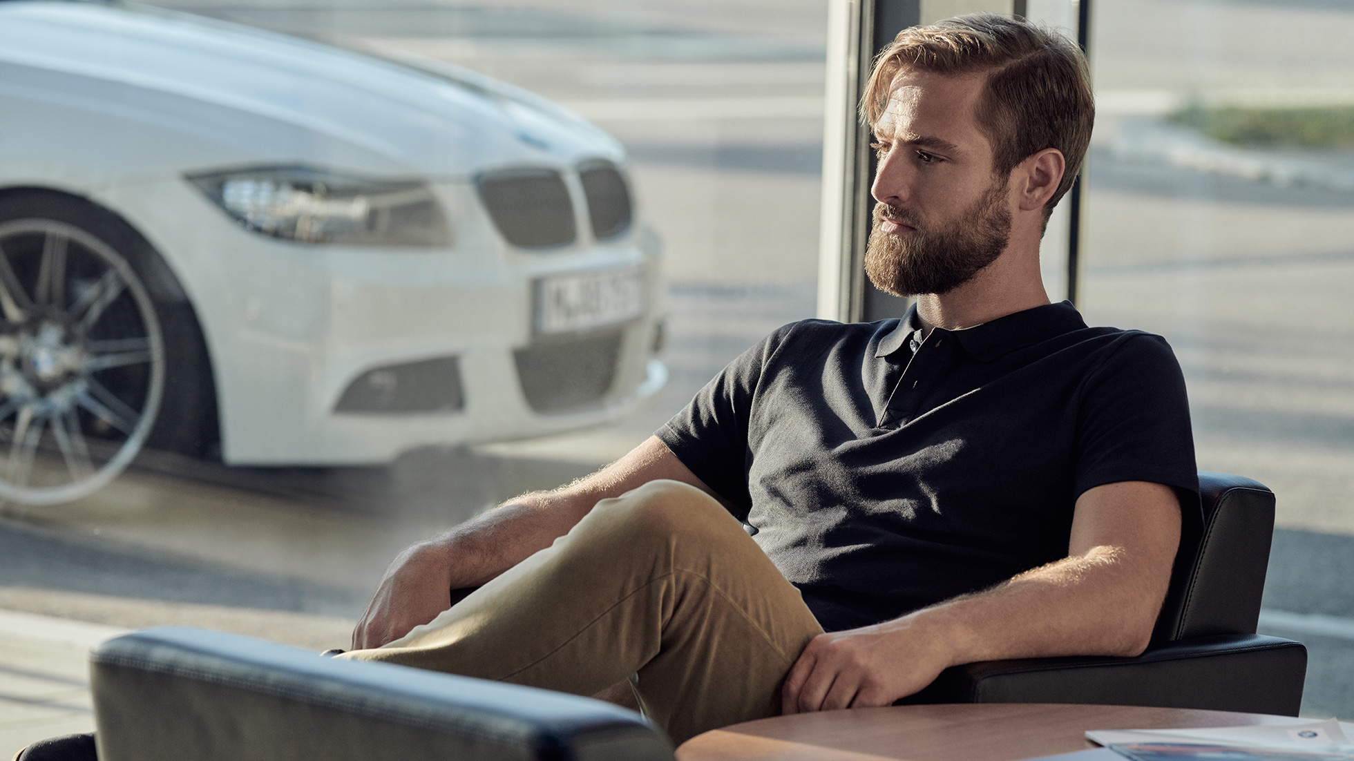 BMW Service BMW Service Inclusive BMW Service BMW Service Inclusive mand sidder afslappet hos BMW forhandler