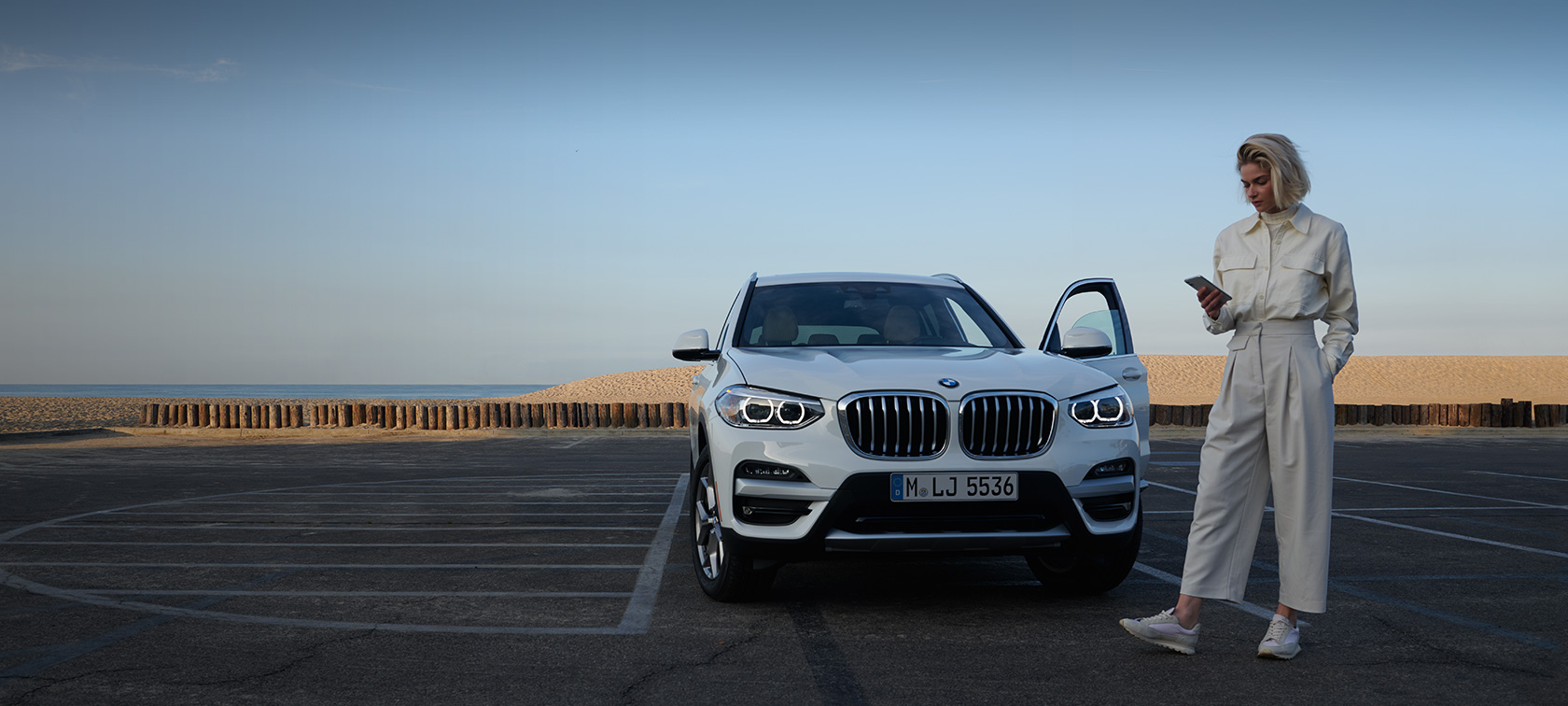 My BMW App En kvinde med en smartphone My BMW App En kvinde med en smartphone