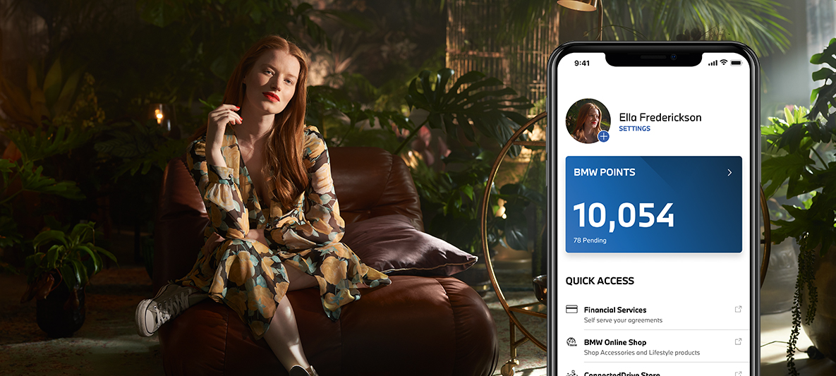My BMW App Elkørsel og indsamling af BMW Points En kvinde sidder på en lænestol foran nogle planter My BMW App Elkørsel og indsamling af BMW Points En kvinde sidder på en lænestol foran nogle planter
