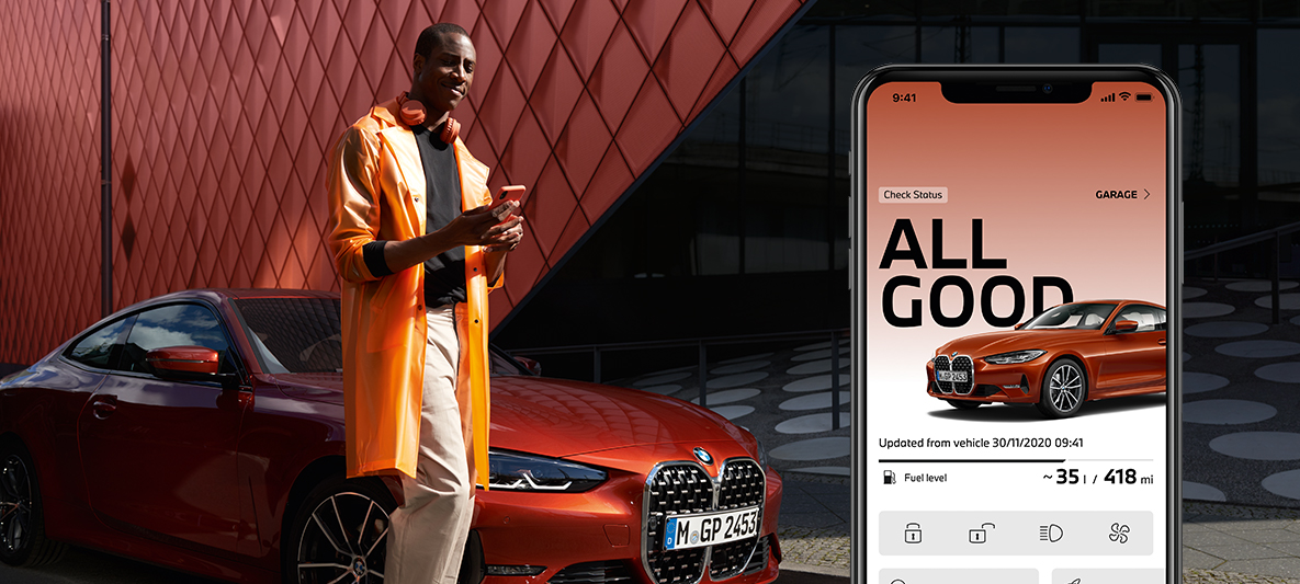 My BMW App Kontrol af bilstatus Mand med smartphone foran BMW 2-serie Coupé My BMW App Kontrol af bilstatus Mand med smartphone foran BMW 2-serie Coupé