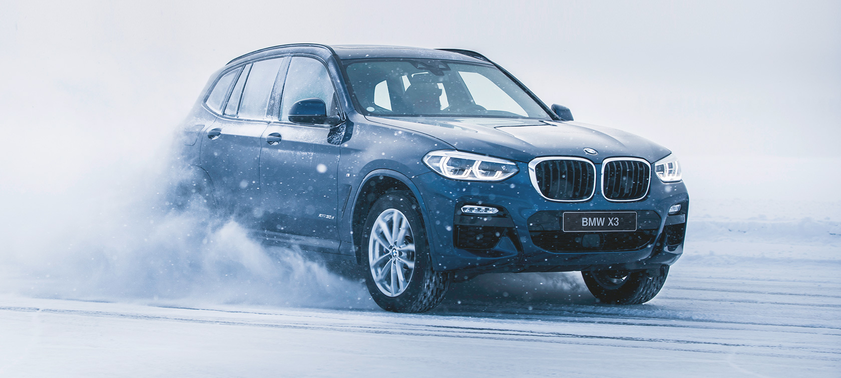 BMW efterårs- og vintertilbehør BMW X3 i sneen set forfra let drejet