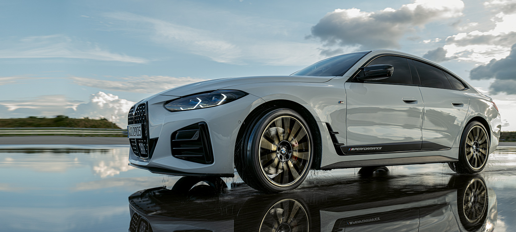 BMW 4-serie Gran Coupé (G26) med M Performance Parts kørende på en våd vej BMW 4-serie Gran Coupé (G26) med M Performance Parts kørende på en våd vej