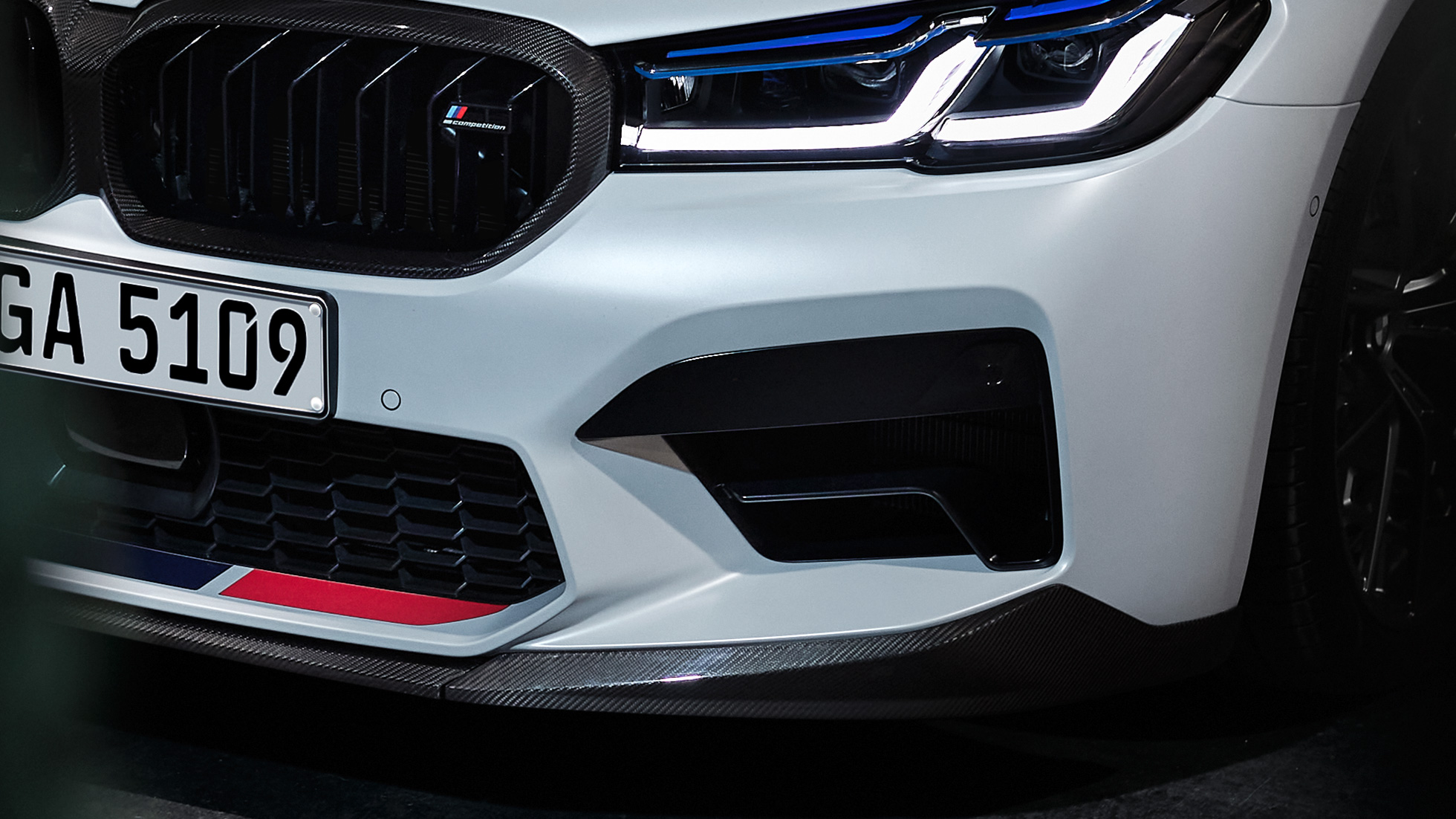 M Performance frontsplitter i kulfiber nærbillede BMW M Performance Parts M Performance frontsplitter i kulfiber nærbillede