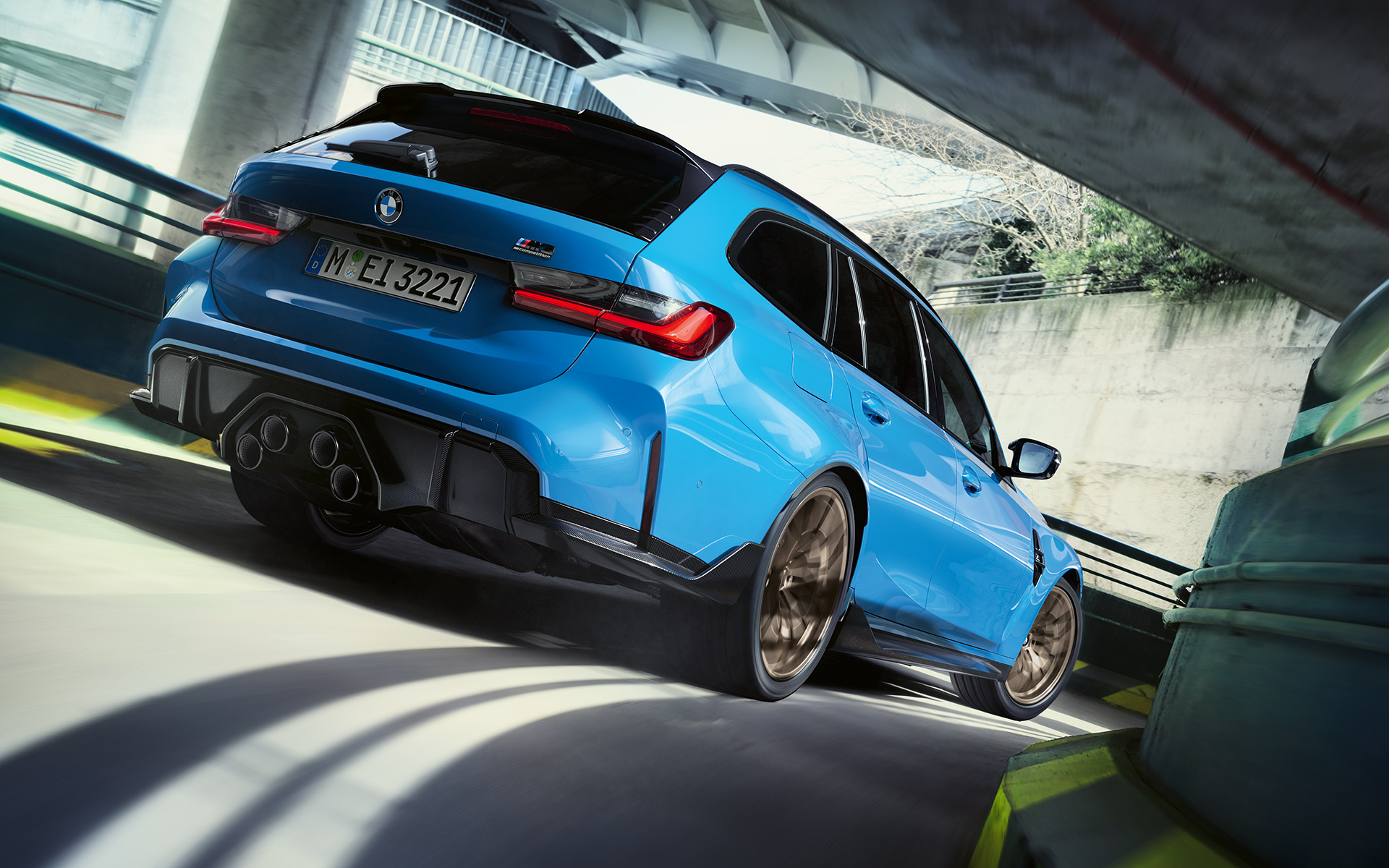 BMW M3 Touring G81 BMW M Performance Parts set bagfra let drejet BMW M3 Touring G81 BMW M Performance Parts set bagfra let drejet kørende