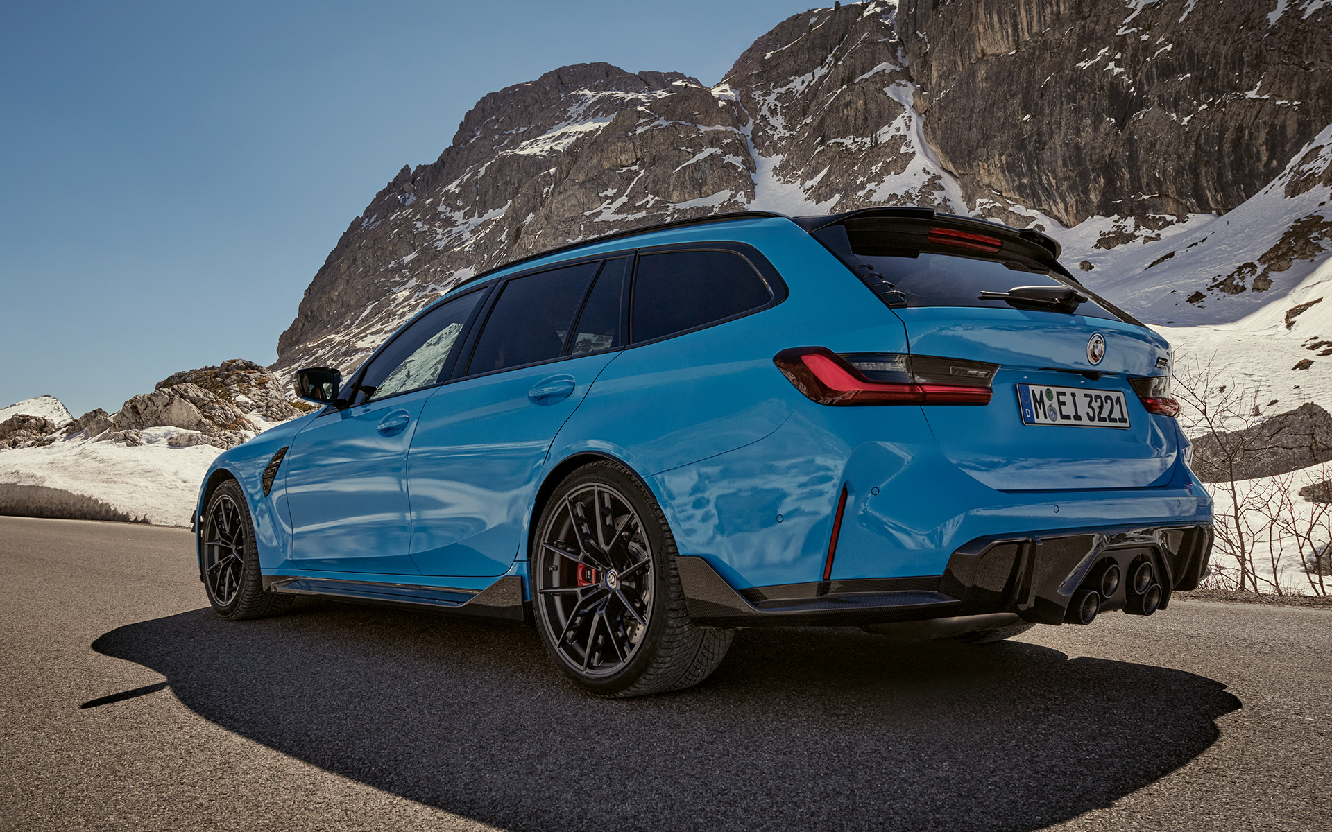 BMW M3 Touring G81 BMW M Performance Parts set fra siden let drejet kørende BMW M3 Touring G81 BMW M Performance Parts set fra siden let drejet kørende foran bjerglandskab
