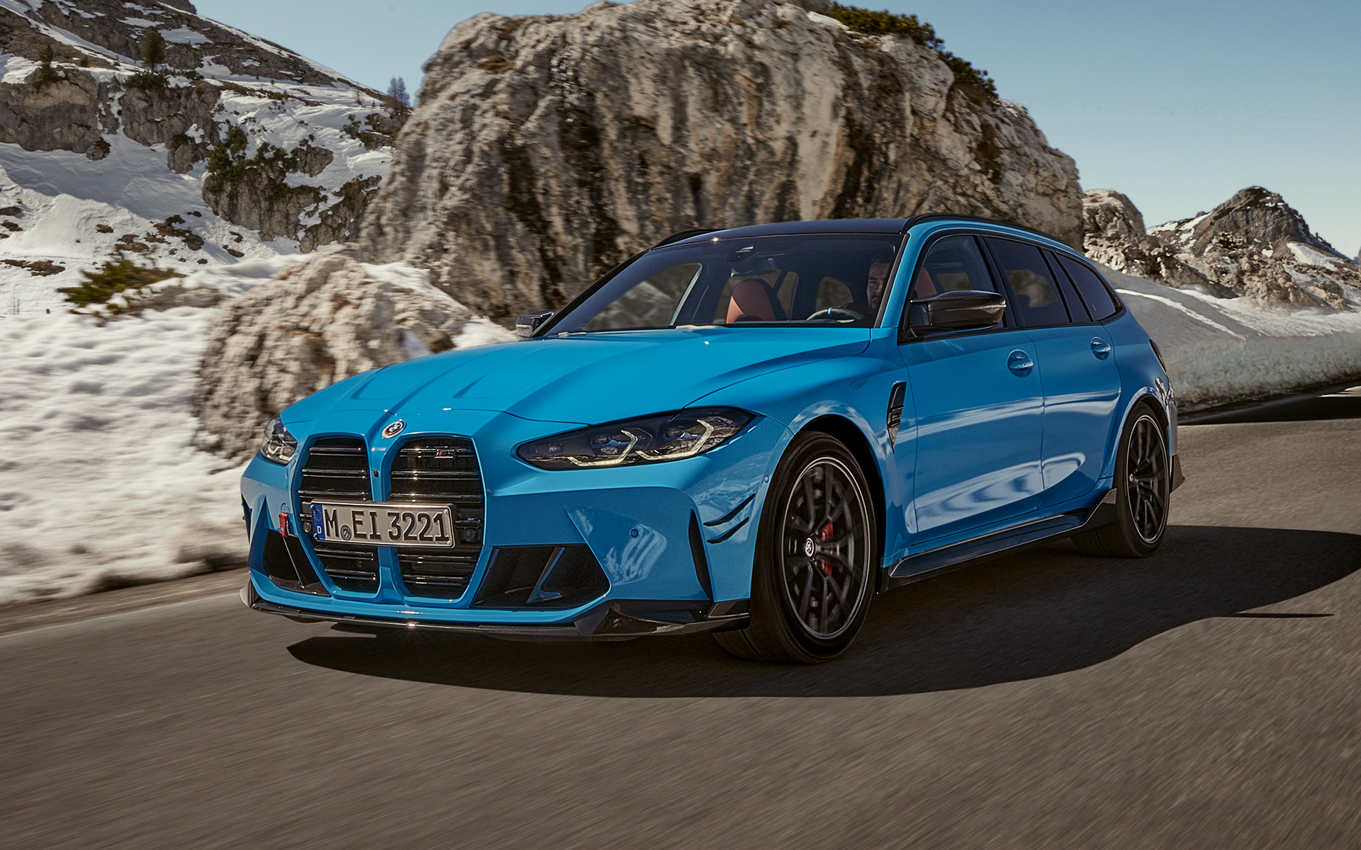 BMW M3 Touring G81 BMW M Performance Parts set forfra let drejet kørende BMW M3 Touring G81 BMW M Performance Parts set forfra let drejet kørende foran bjerglandskab
