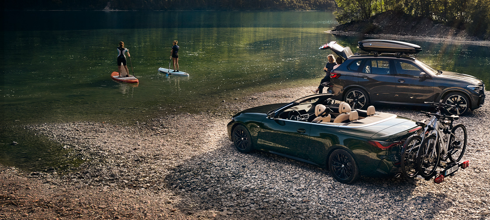 BMW biler foran en sø og et bjerglandskab BMW forårs- og sommertilbehør BMW biler foran en sø og et bjerglandskab
