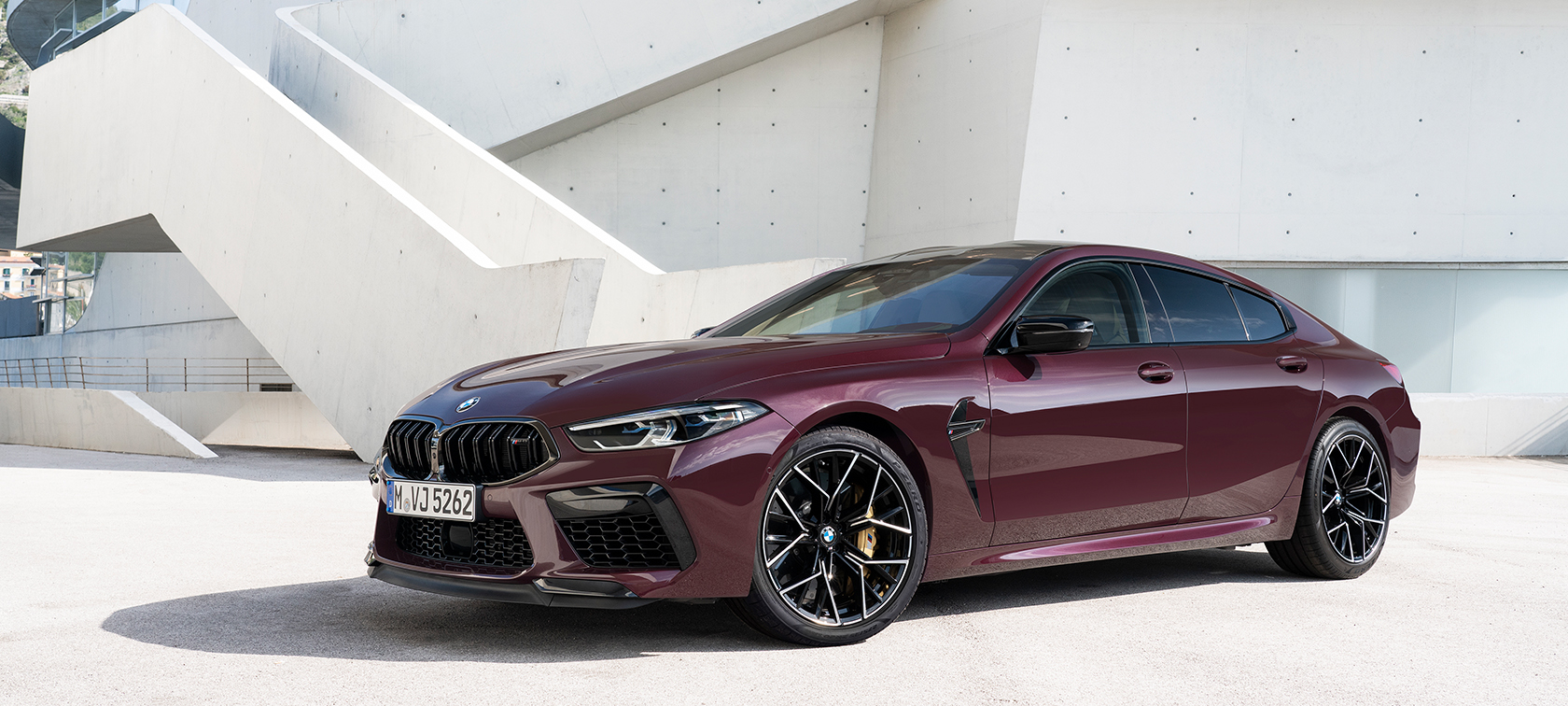 BMW M8 Competition Gran Coupé fugleperspektiv BMW M8 Competition Gran Coupé F93 2020 BMW Individual Ametrin Metallic stående foran bygning fugleperspektiv