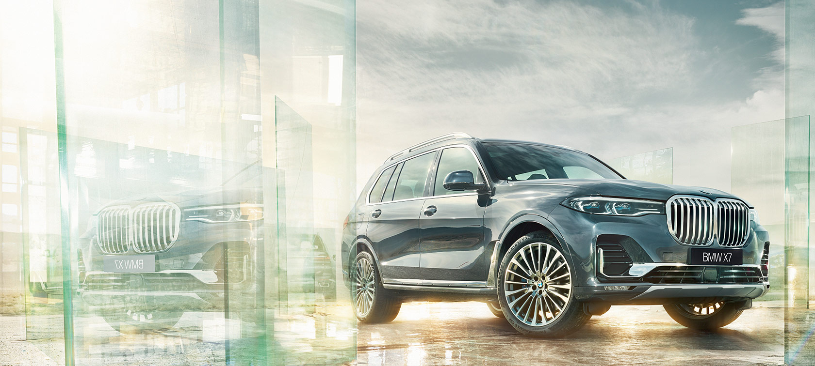 BMW X7, set forfra let drejet BMW X7 set forfra let drejet med ørkenlandskab i baggrunden