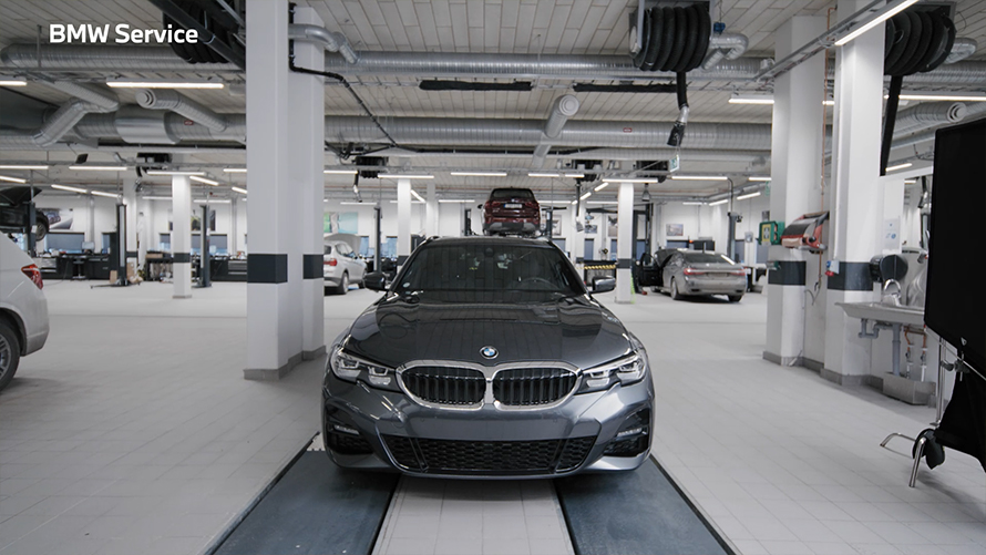 Se, hvordan dit autoriserede BMW Serviceværksted udskifter en forrude. Se, hvordan dit autoriserede BMW Serviceværksted udskifter en forrude.
