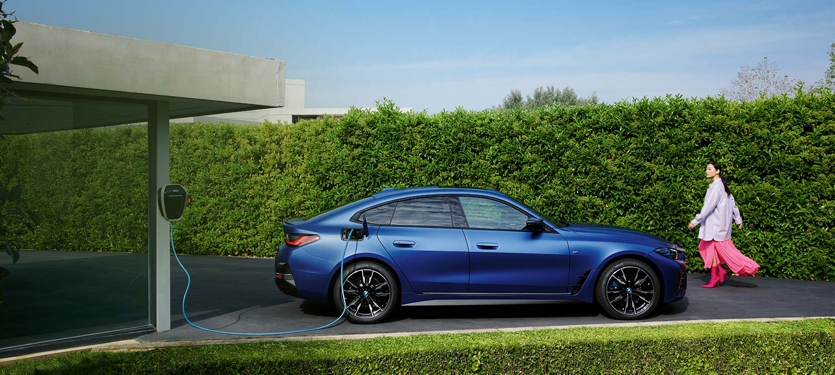 BMW i4 M50 G26 2021 BMW Individual Frozen Portimao Blue metallic set forfra let drejet k&oslash;rende