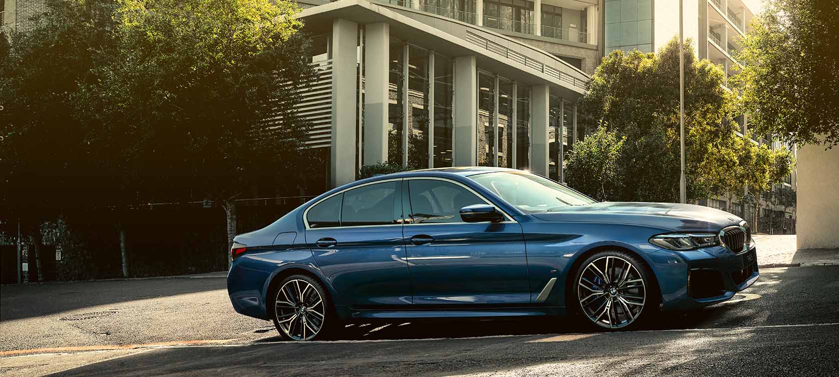 BMW 5-serie Sedan G30 parkeret BMW 5-serie Sedan G30 Facelift 2020 Phytonic Blue set parkeret fra fugleperspektiv
