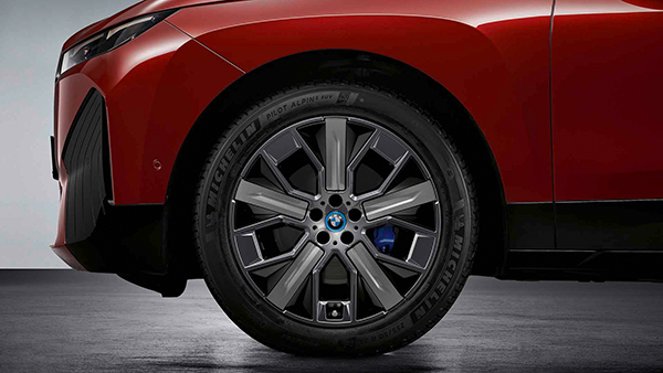  21'' BMW Aerodynamikfälgar Stjärneker 1011 Jet Black, komplett uppsättning vinterhjul.