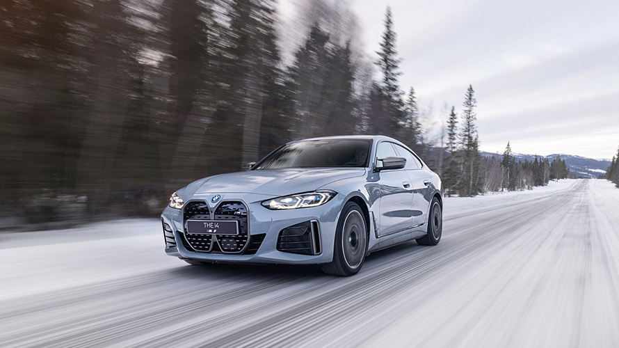 Vit BMW iX1 som kör på en landsväg. Vit BMW iX1 som kör på en landsväg.
