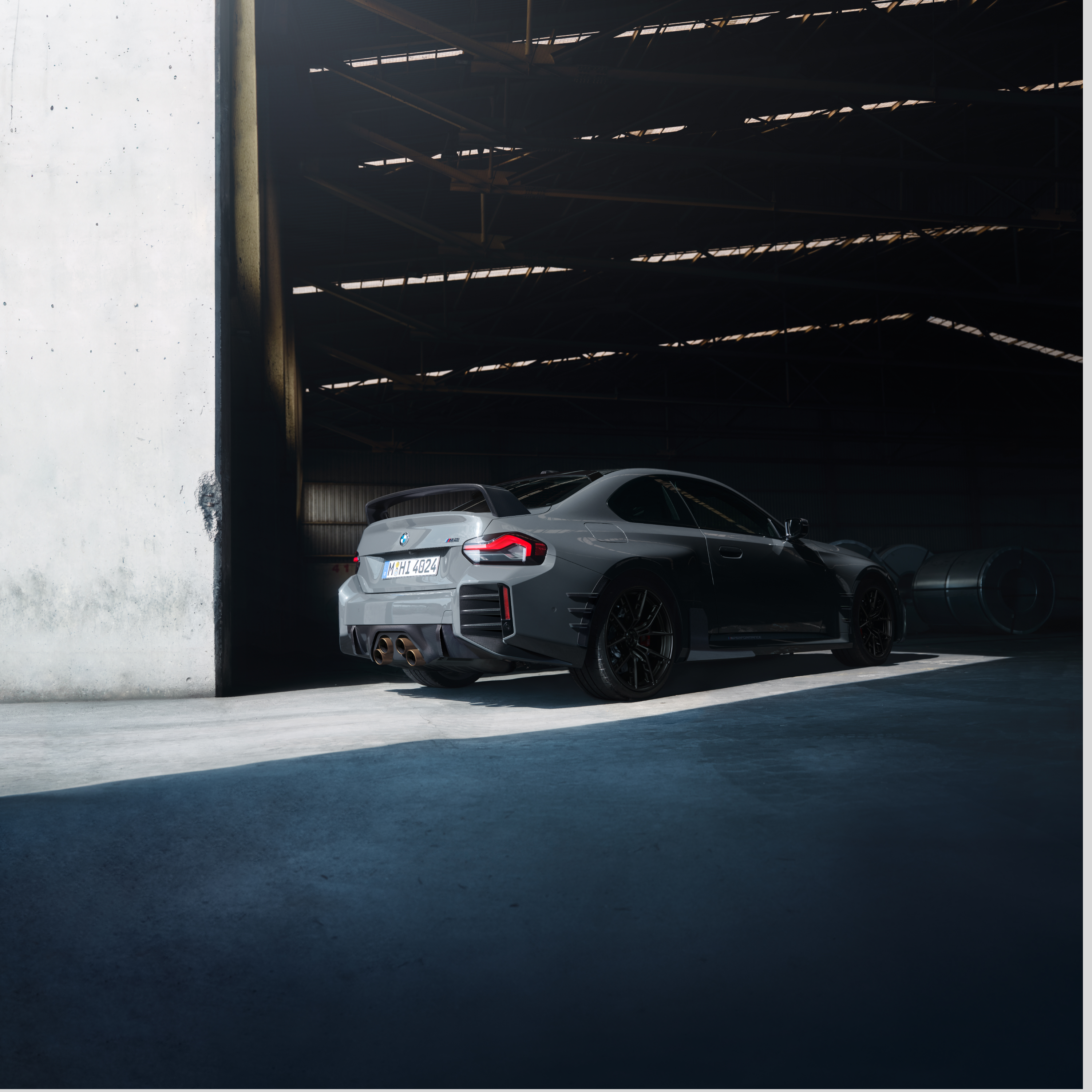 BMW parkeret ved porten til en stor hal
