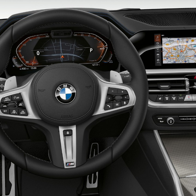 BMW 3-serie Sedan, Model Sport Line-cockpit. Nærbillede af cockpit i førersiden i BMW 3-serie Sedan set forfra, med Model Sport Line-udstyr.