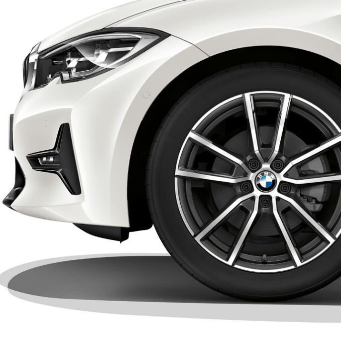 BMW 3-serie Sedan, Model Sport Line-letmetalfælge. Nærbillede af letmetalfælge på BMW 3-serie Sedan med Model Sport Line-udstyr.