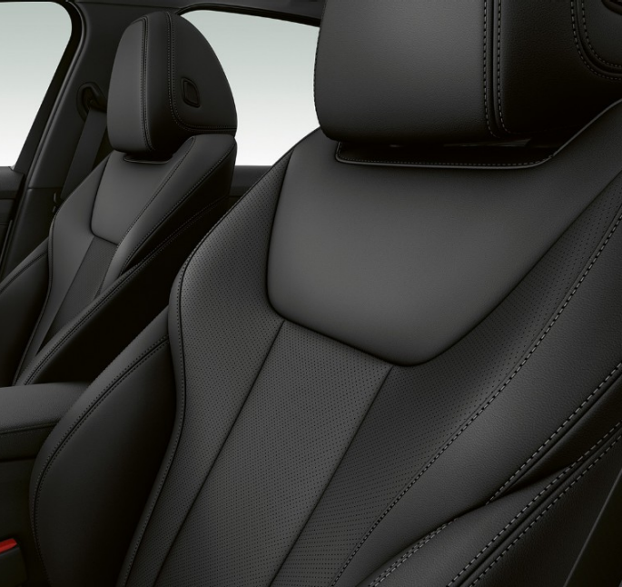 BMW 3-serie Sedan, Model Sport Line-forsæder. Nærbillede fra siden af BMW 3-serie Sedan med Model Sport Line-udstyr.