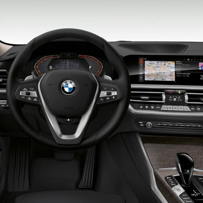 BMW 3-serie Sedan, Model Luxury Line-cockpit. Nærbillede af cockpit i førersiden i BMW 3-serie Sedan set forfra, med Model Luxury Line-udstyr.