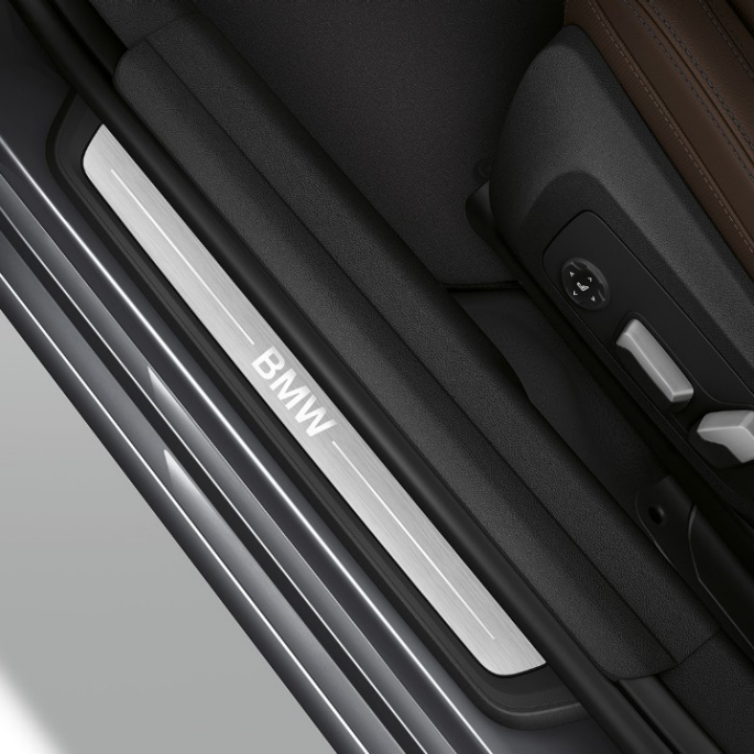 BMW 3-serie Sedan, Model Luxury Line-indstigningsliste. Billede set fra oven af indstigningsliste på BMW 3-serie Sedan, Model Luxury Line.