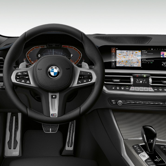 BMW 3-serie Sedan, Model M Sport-cockpit. Nærbillede af cockpit i førersiden i BMW 3-serie Sedan set forfra, med Model M Sport.