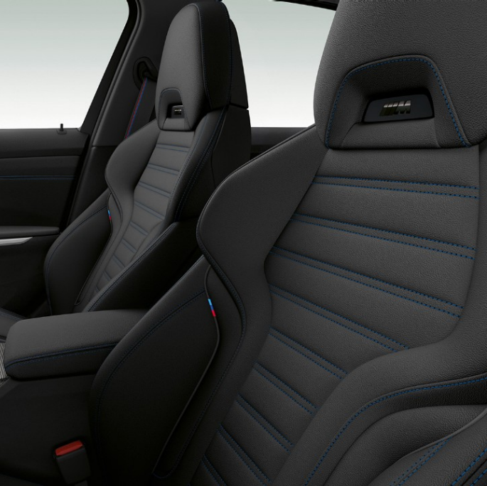 BMW 3-serie Sedan, Model M Sport-forsæder Nærbillede fra siden af forsæder i BMW 3-serie Sedan med Model M Sport-udstyr.