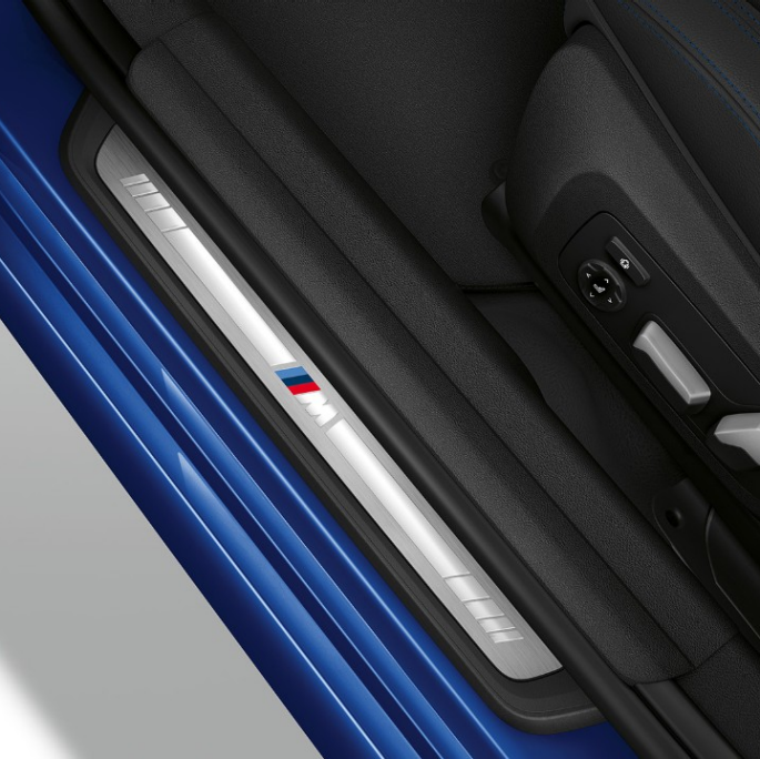 BMW 3-serie Sedan, Model M Sport-indstigningsliste. Billede set fra oven af indstigningsliste på BMW 3-serie Sedan, Model M Sport.