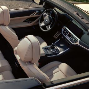 Interiør BMW 4-serie Cabriolet G23 BMW 4-serie Cabriolet G23 2020 Sanremo Green metallic interiør med åben kaleche