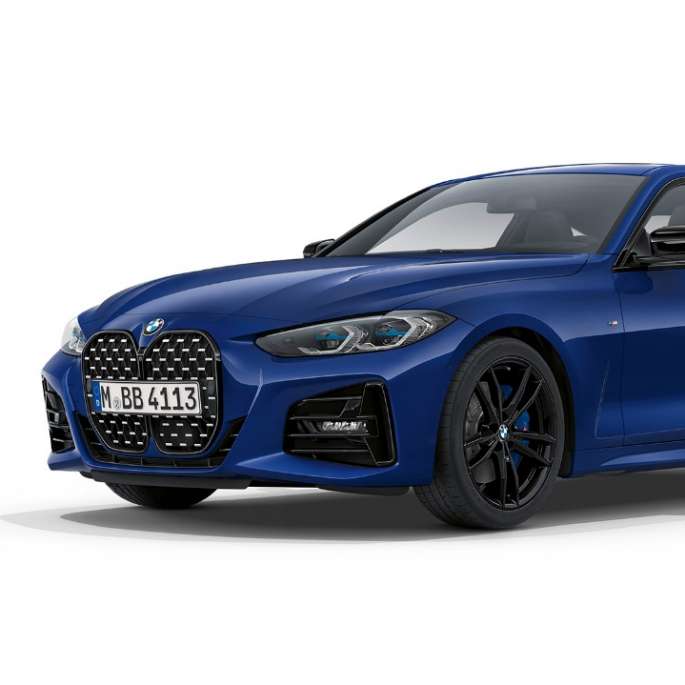 BMW 4-serie Coupé G22 2020 M sportspakke Arctic Race Blue metallic set forfra let drejet
