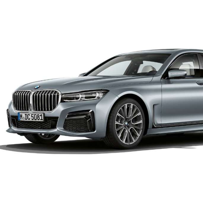 BMW 7-serie Sedan, M sportspakke, set forfra let drejet Grå BMW 7-serie Sedan med M sportspakke, set forfra let drejet
