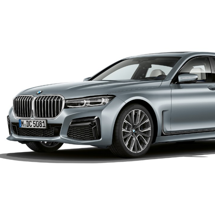 BMW 7-serie Sedan, M sportspakke, set forfra let drejet Grå BMW 7-serie Sedan med M sportspakke, set forfra let drejet