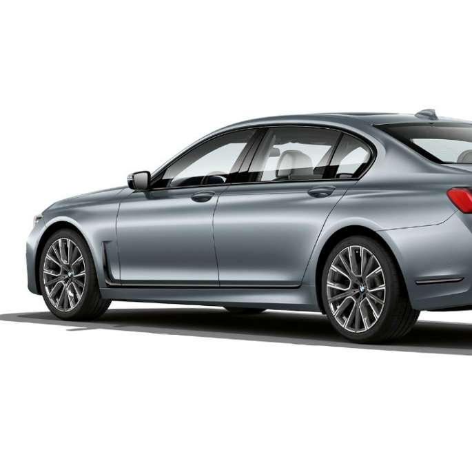 BMW 7-serie Sedan, M sportspakke, set bagfra let drejet Grå BMW 7-serie Sedan med M sportspakke, set bagfra let drejet