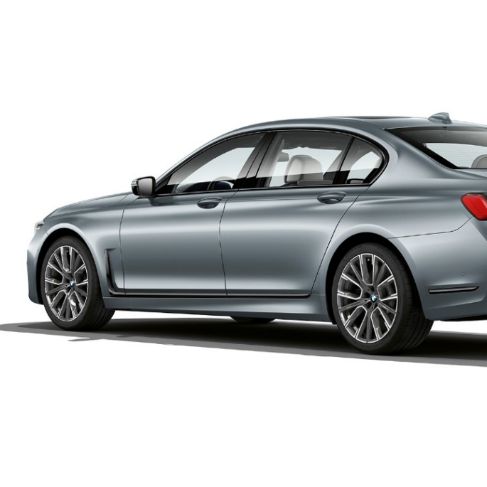 BMW 7-serie Sedan, M sportspakke, set bagfra let drejet Grå BMW 7-serie Sedan med M sportspakke, set bagfra let drejet