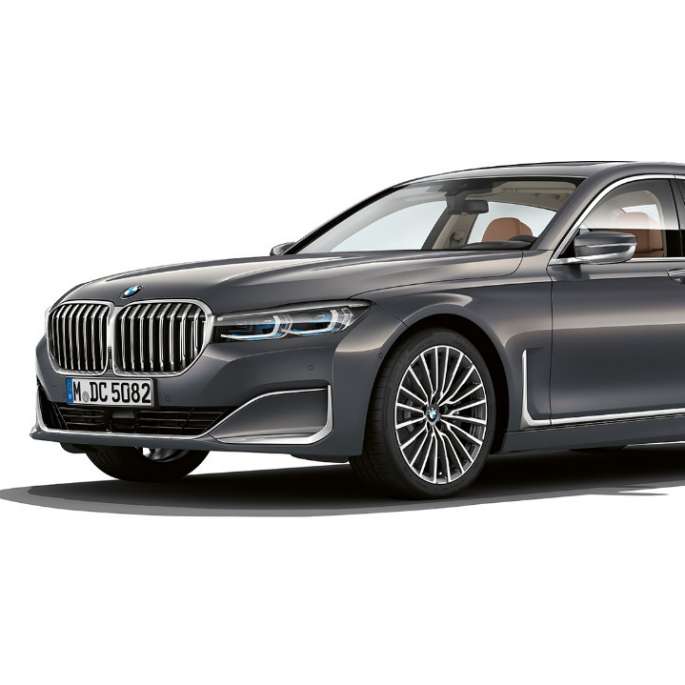 BMW 7-serie Sedan med eksteriør i Pure Excellence-design, set forfra let drejet Grå BMW 7-serie Sedan med eksteriør i Pure Excellence-design, set forfra let drejet