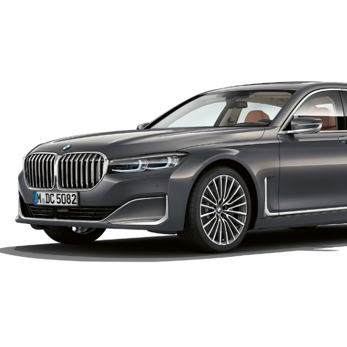 BMW 7-serie Sedan med eksteriør i Pure Excellence-design, set forfra let drejet Grå BMW 7-serie Sedan med eksteriør i Pure Excellence-design, set forfra let drejet