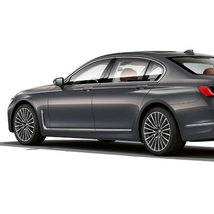 BMW 7-serie Sedan med eksteriør i Pure Excellence-design, set bagfra let drejet Grå BMW 7-serie Sedan i Pure Excellence-design, set bagfra let drejet