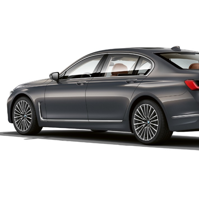 BMW 7-serie Sedan med eksteriør i Pure Excellence-design, set bagfra let drejet Grå BMW 7-serie Sedan i Pure Excellence-design, set bagfra let drejet