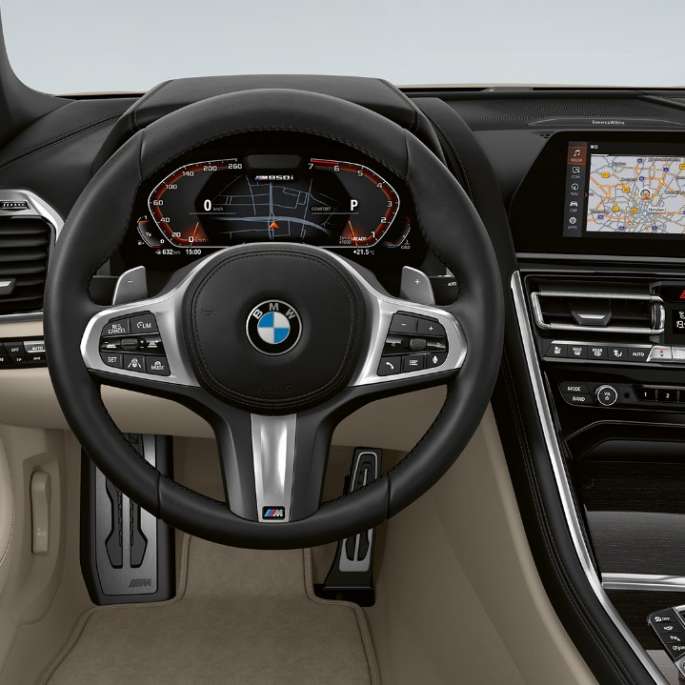 BMW M850i xDrive, Dravit Grey Metallic, Cockpit med M læderrat.