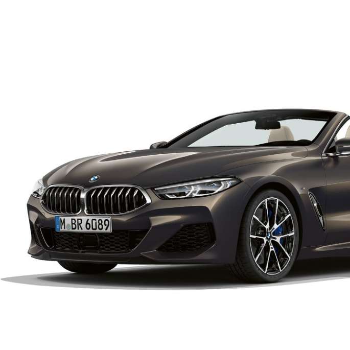 BMW M850i xDrive, Dravit Grey Metallic, set forfra, let drejet.