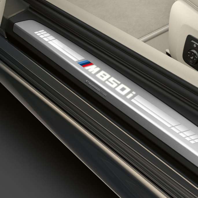 BMW M850i xDrive, Dravit Grey Metallic, indstigningsliste.