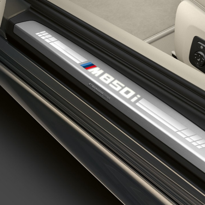 BMW M850i xDrive, Dravit Grey Metallic, indstigningsliste. BMW M850i xDrive, Dravit Grey Metallic, indstigningsliste.