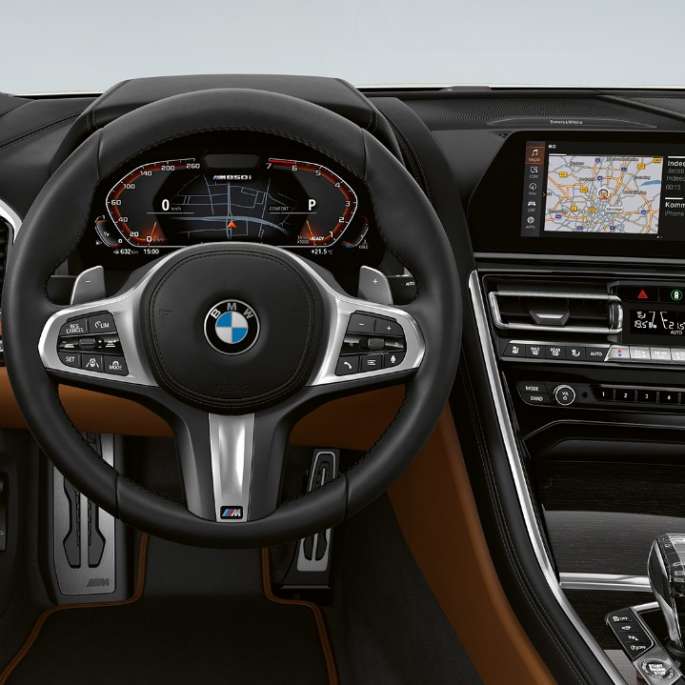BMW M850i xDrive, Mineral White Metallic, cockpit med M læderrat.