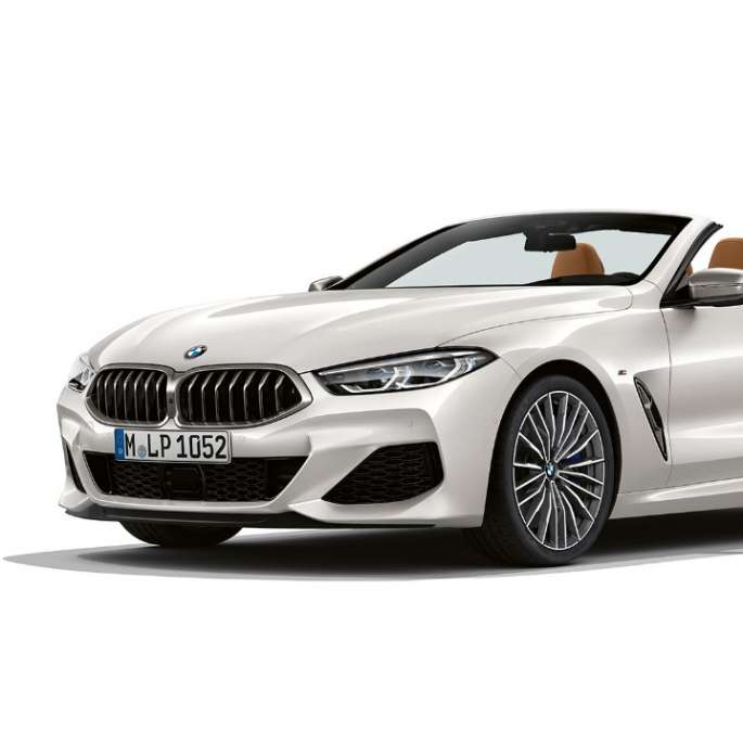 BMW M850i xDrive, Mineral White Metallic, set forfra, let drejet.
